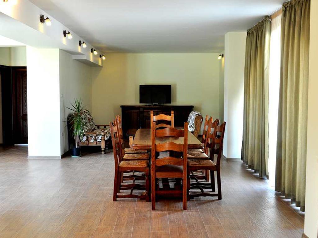 Yustina Villas Guest House ภายนอก รูปภาพ