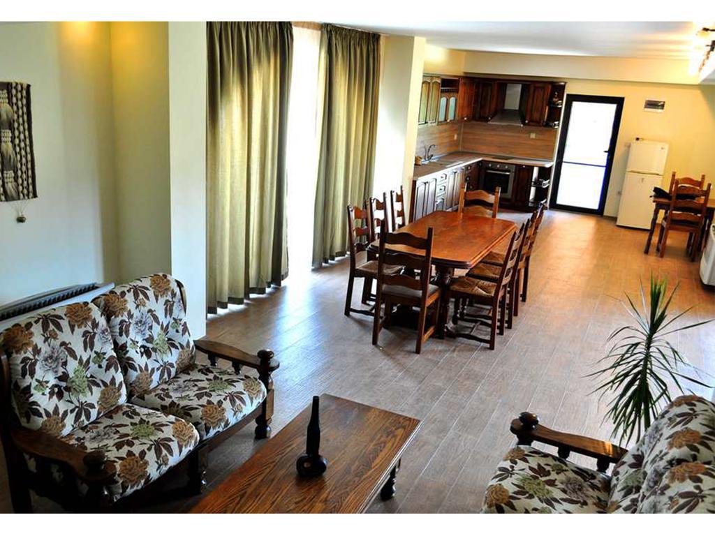 Yustina Villas Guest House ภายนอก รูปภาพ